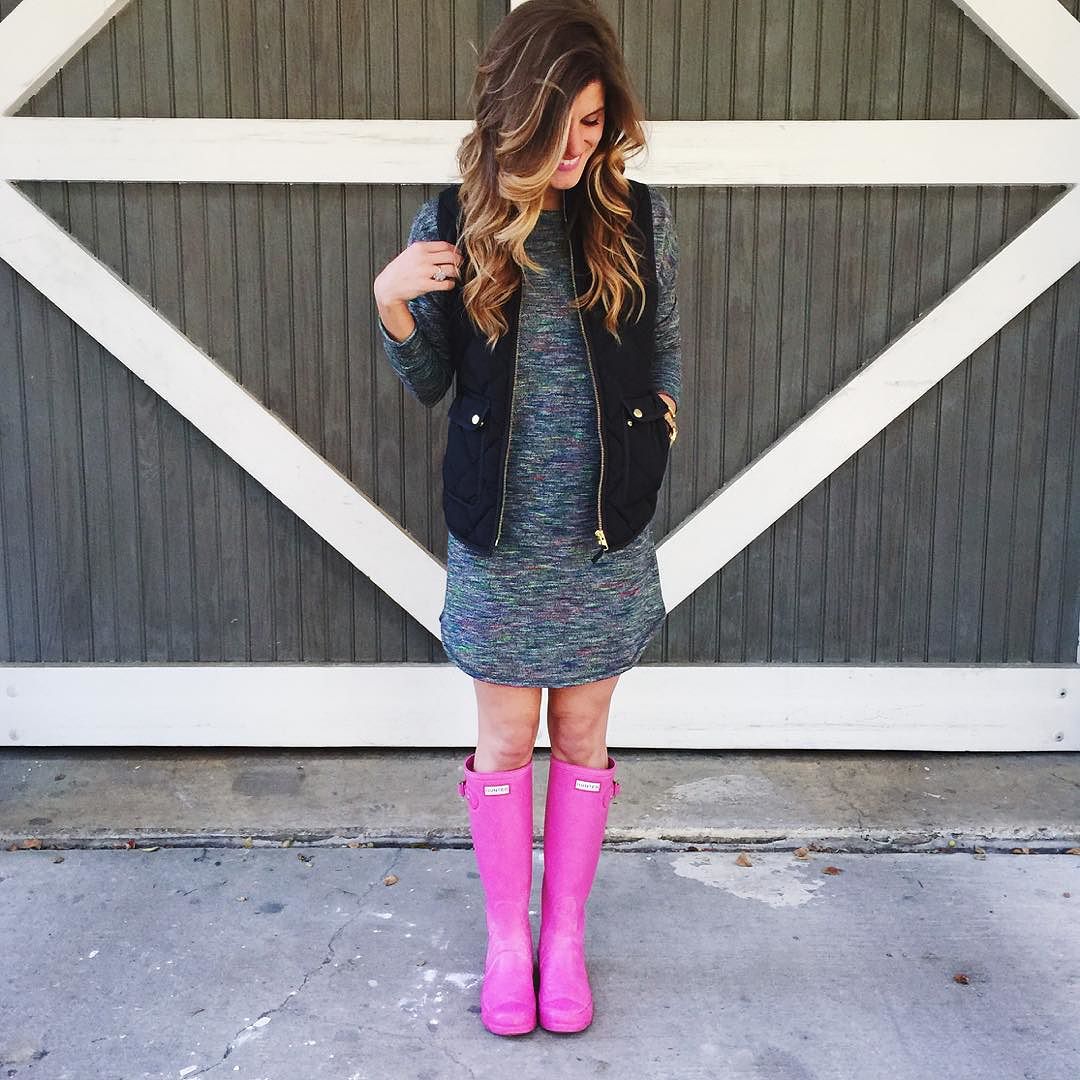 what to wear on a rainy day: comfy tee dress puffer vest and hunter boots